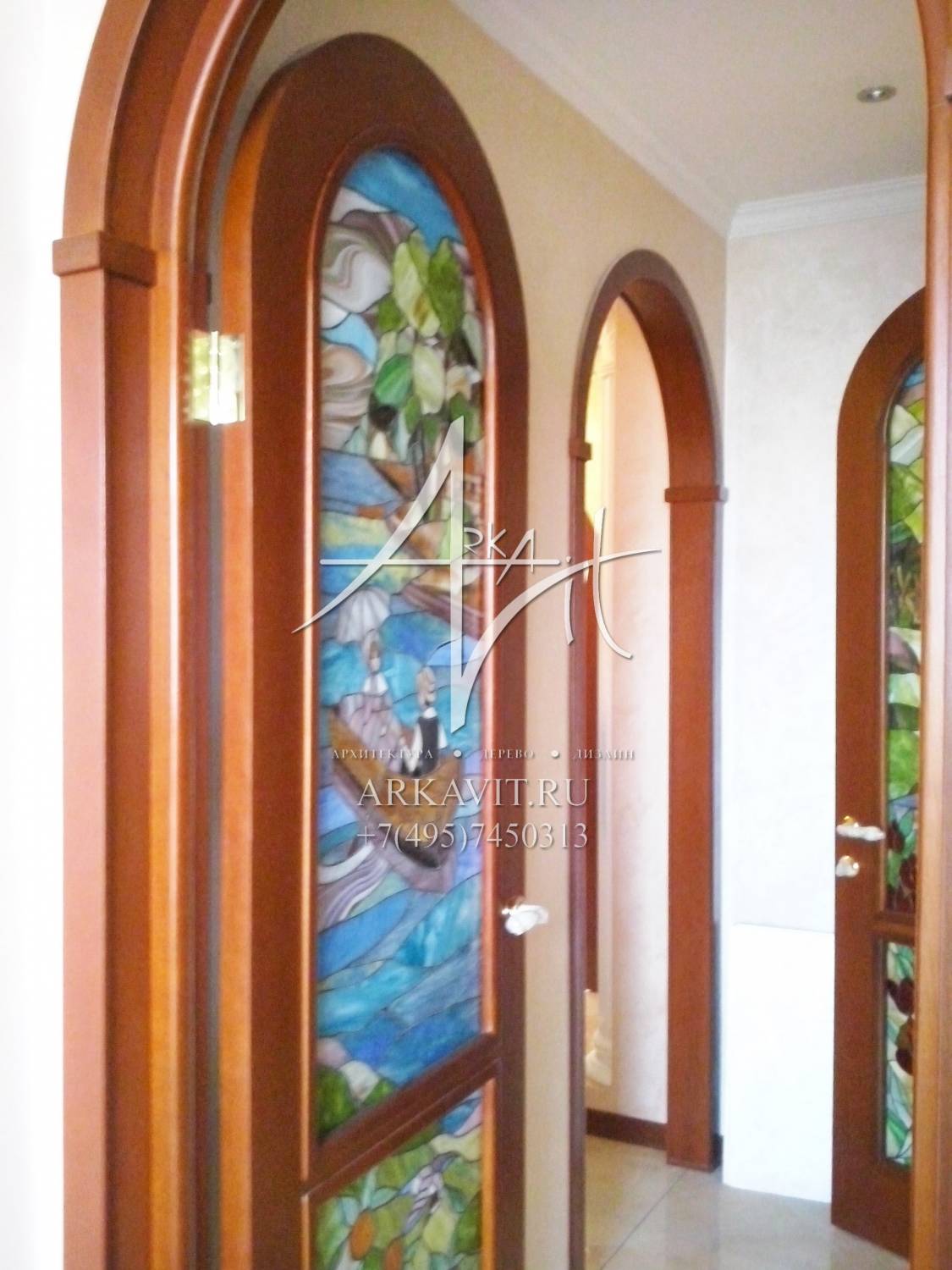 Фрамуга у двери аркой с цветными стеклами